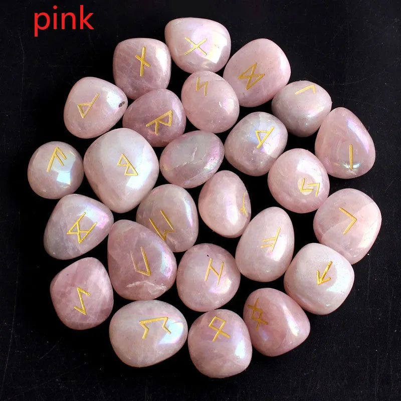 Una colección de piedras rúnicas naturales de cristal rosa dispuestas en patrón circular.