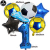 Un set de six ballons de football, incluant un ballon jaune et bleu, une étoile noire et un ballon numéro un bleu.
