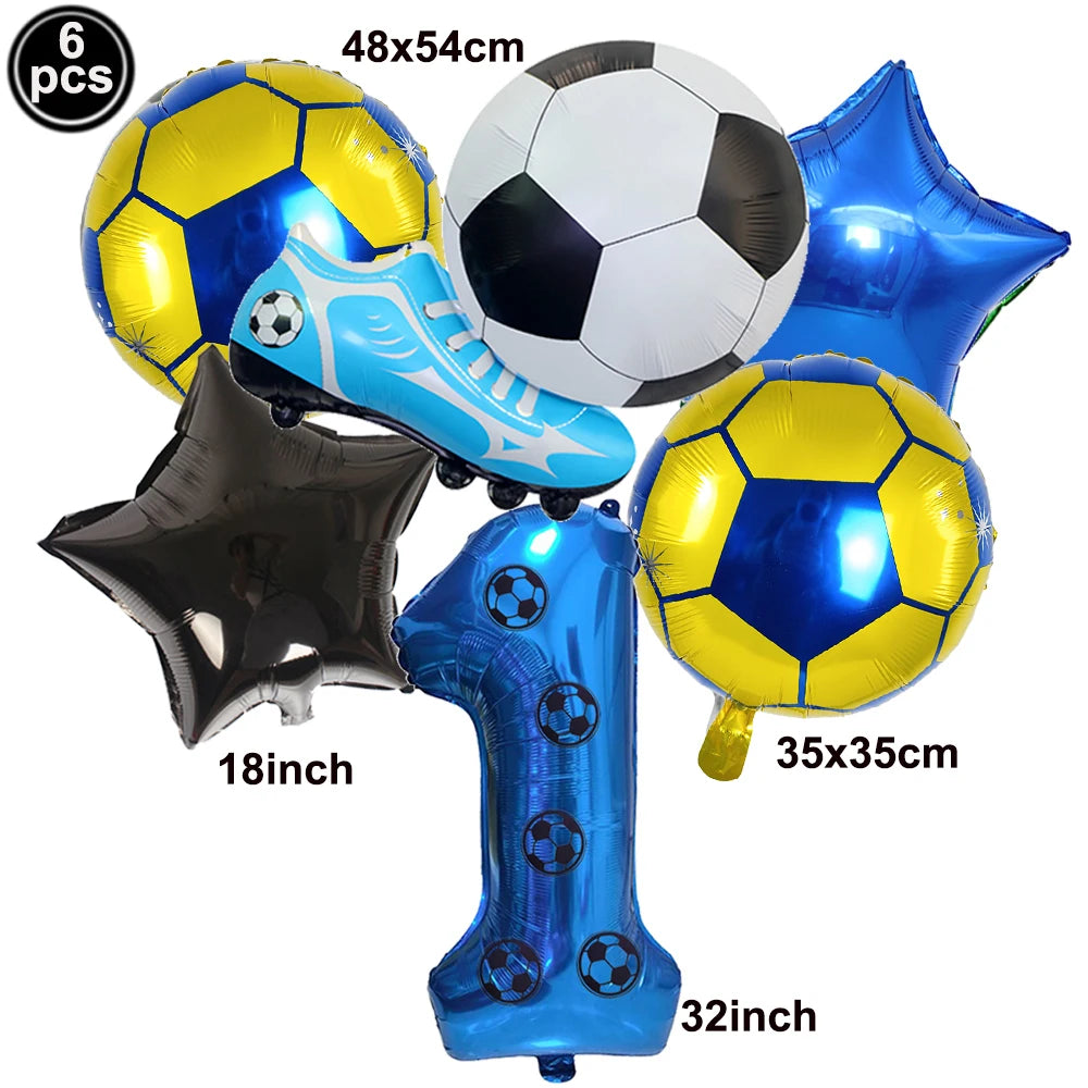 Un set de six ballons de football, incluant un ballon jaune et bleu, une étoile noire et un ballon numéro un bleu.