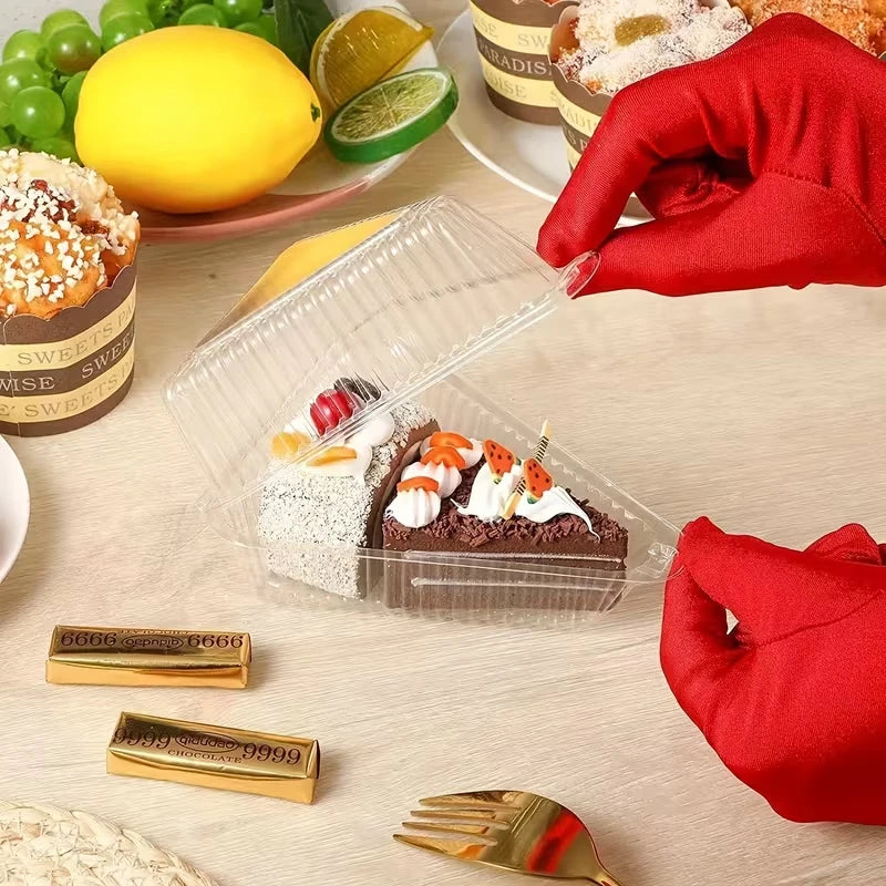 Eine Hand in roter Handschuh hält eine klare Plastik-Lebensmittelschachtel mit einem Dessert.