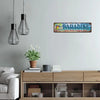 Arte de pared de tabla de surf vintage metálica con la palabra paraíso y fondo tropical