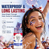 Une femme souriante et célébrant avec un bâton de paillettes waterproof sur son visage, mettant en valeur son éclat durable.