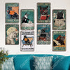 Collection de décoration murale vintage en métal avec des chats noirs et du texte humoristique sur fond sombre.