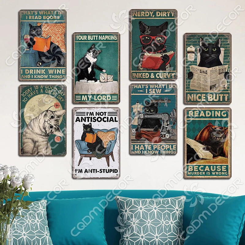 Collection de décoration murale vintage en métal avec des chats noirs et du texte humoristique sur fond sombre.
