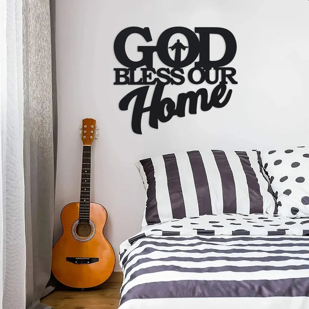 Art mural noir avec le texte « GOD BLESS OUR » dans une police stylisée au-dessus d'un lit.