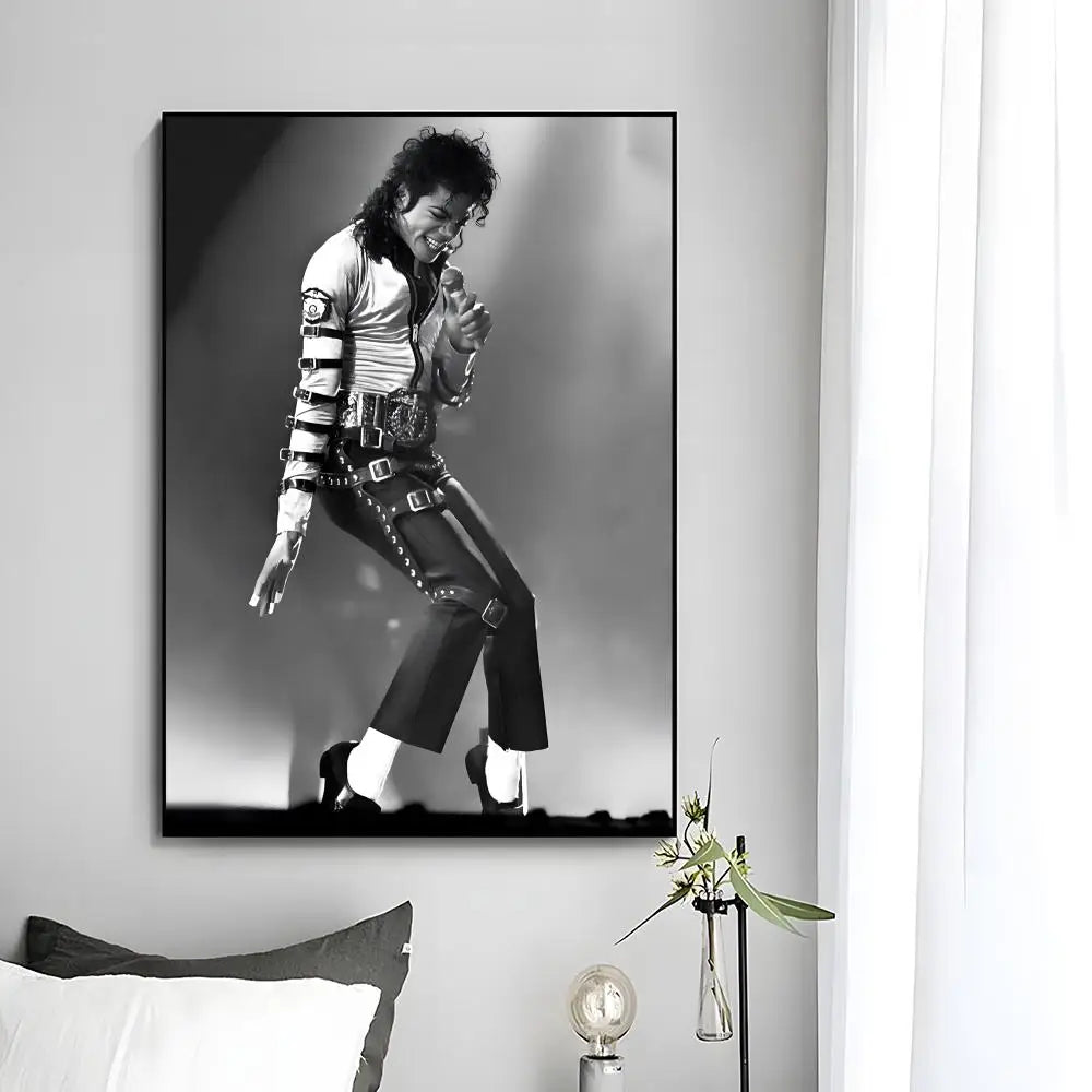 Schwarz-weißes Posterdruck von Michael Jackson, der in Lederkleidung und langem Haar auftritt.