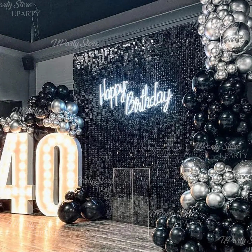 Fond mural de sequins brillants foncés avec texte 'Joyeux anniversaire' et ballons argent et noir.