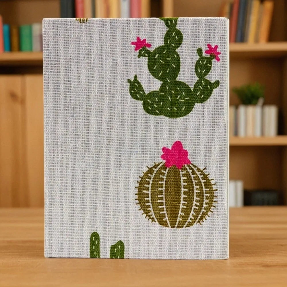 Quadratisches Leinen-Cover-Fotoalbum mit bestickten grünen Kakteen und einem großen strukturierten Kaktusdesign auf weißem Hi