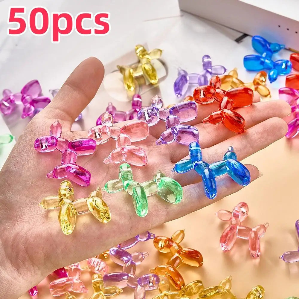 Eine Hand hält eine Sammlung von 50 Mini-Kristallballon-Ornamente in verschiedenen Farben, darunter Gelb, Pink, Lila und Oran