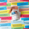 Un pot en verre transparent rempli de versets bibliques inspirants et de perles colorées pour le soutien émotionnel