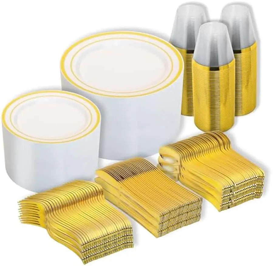 Service de vaisselle jetable en plastique avec bordure dorée, présenté dans diverses orientations.