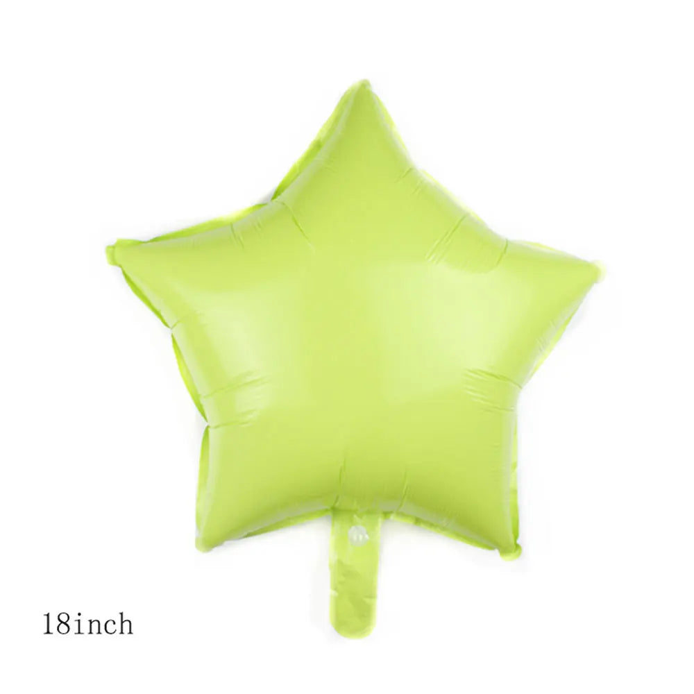 Un ballon en papier d'aluminium en forme d'étoile vert lime.