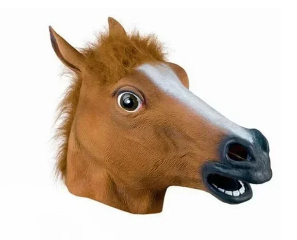 Realistische braune Pferdekopfmaske mit weißen Abzeichen und detaillierter Felltextur.