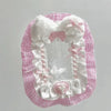 Porte-cartes à carreaux roses décorée de nœuds en ruban blanc et d'un charm de croix rose