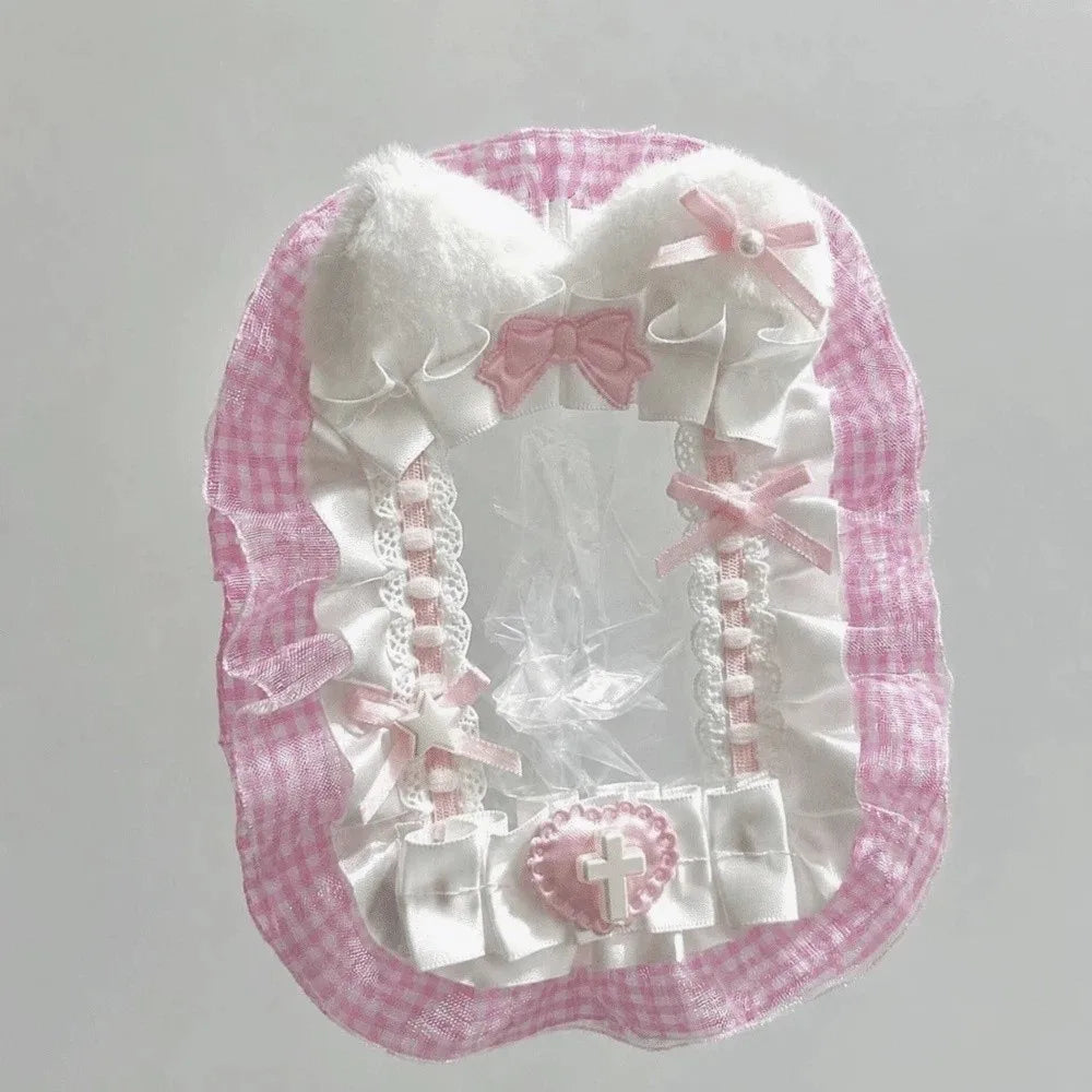 Porte-cartes à carreaux roses décorée de nœuds en ruban blanc et d'un charm de croix rose