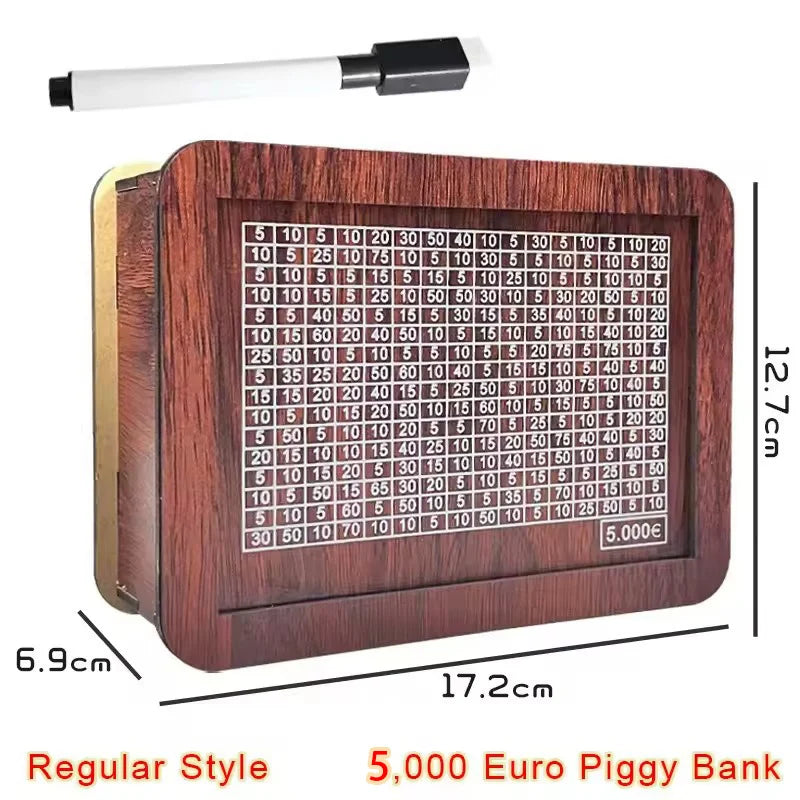 Une tirelire en bois avec des emplacements numérotés et un couvercle, à côté d'un bâton blanc.