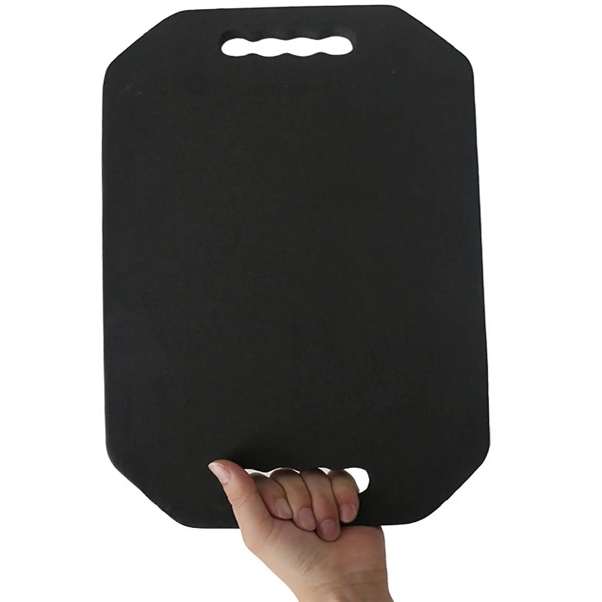 Una mano sostiene un espejo de estilismo profesional negro con protección de espuma.