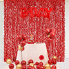 Roter Tinsel-Fransen-Hintergrundvorhang, dekoriert mit roten und goldenen Ballons für eine Veranstaltungsausstellung.