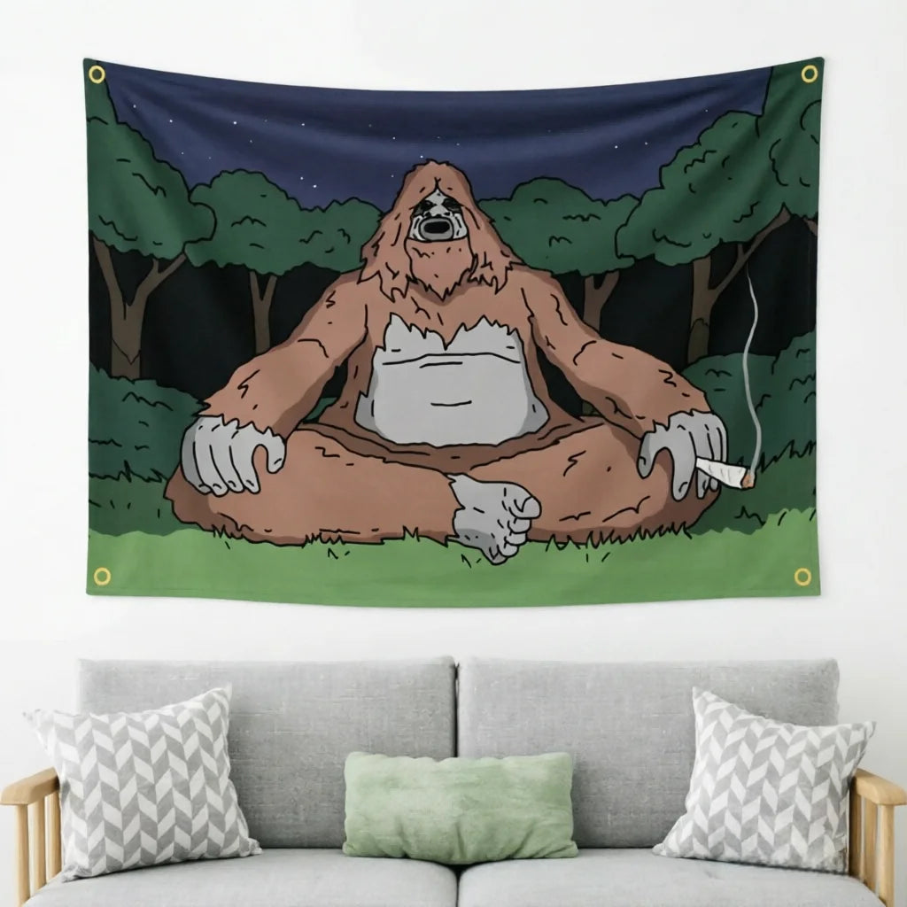 Una tapicería con una figura estilizada y peluda de Sasquatch en un entorno de bosque oscuro.