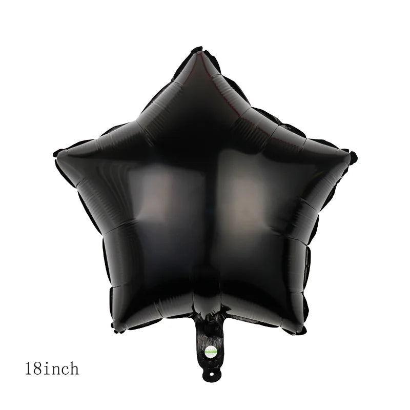 Un ballon en forme d'étoile noire en feuille d'aluminium avec une pointe rouge cousue.