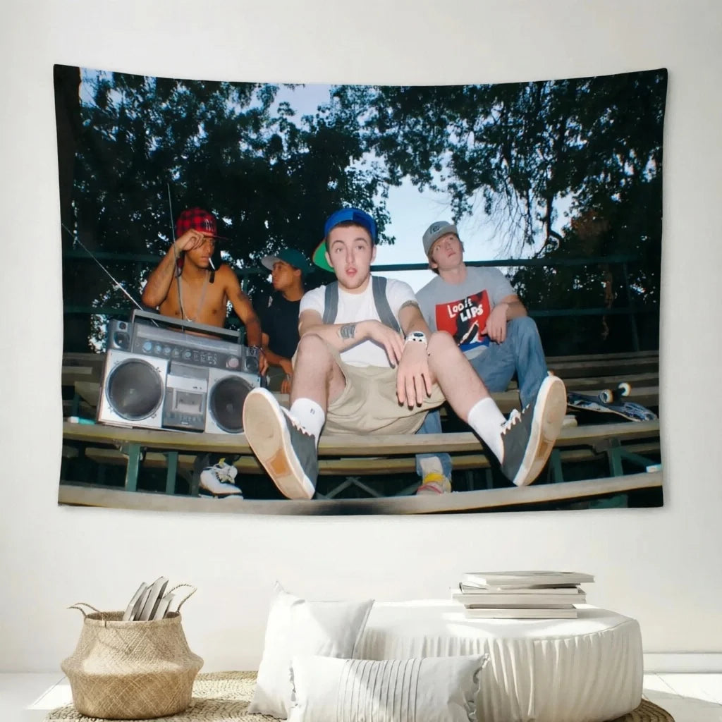 Arte de pared tapiz con una foto de un rapero y amigos sentados en un banco de madera.