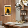 Panneau d'art mural en métal français vintage avec un chat noir et du texte sur fond en bois