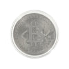 Moneda de metal plateada redonda conmemorativa, con el símbolo de Bitcoin en anverso.