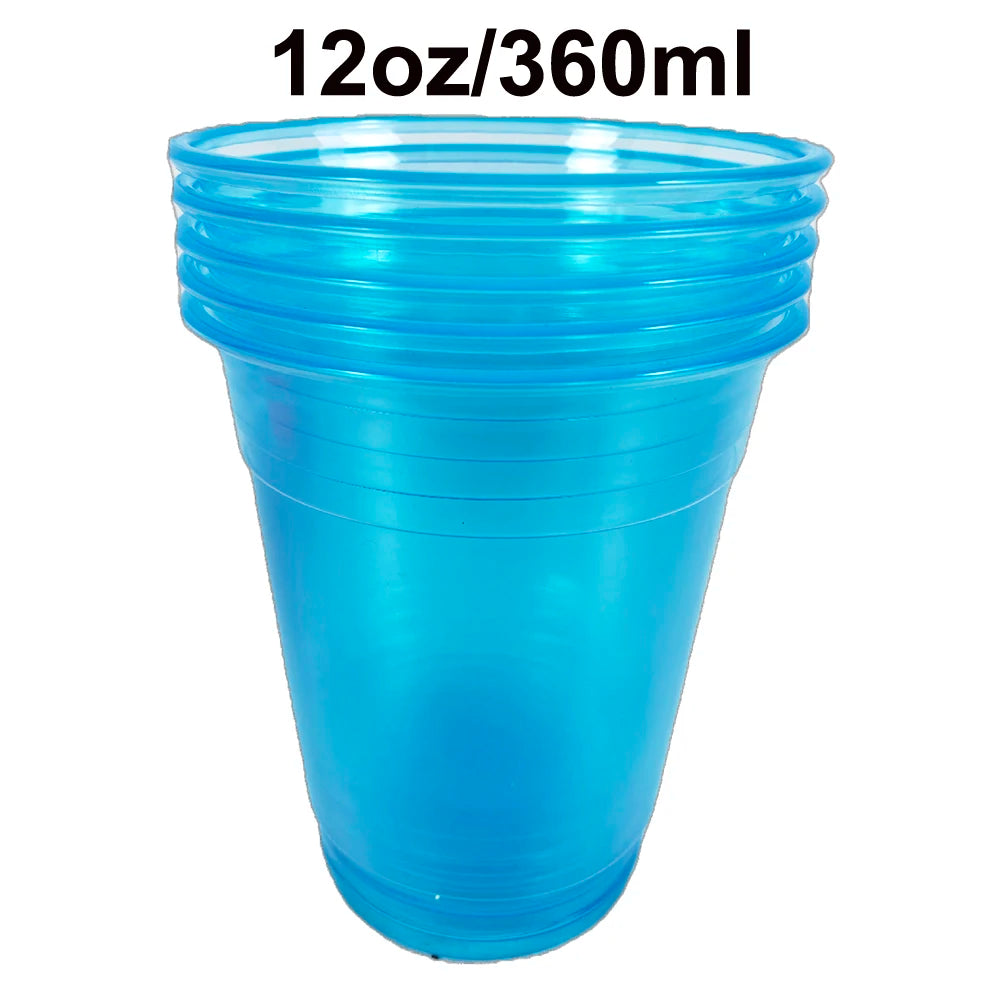 Une tasse en plastique bleu clair jetable avec une texture côtelée.