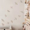 Galeriewand mit verschiedenen abnehmbaren Cartoon-Vogelaufklebern an einer weißen Wand.