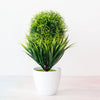 Un vibrant arbre bonsai vert artificiel avec un feuillage dense, en pot en céramique blanche.