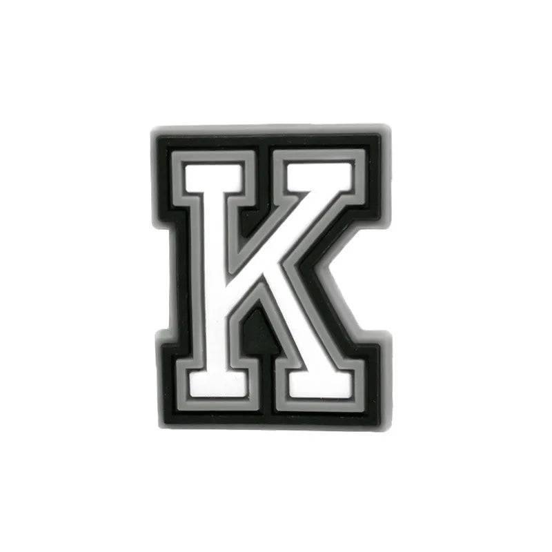 Charm ou accessoire lettre K en alphabet noir et blanc.