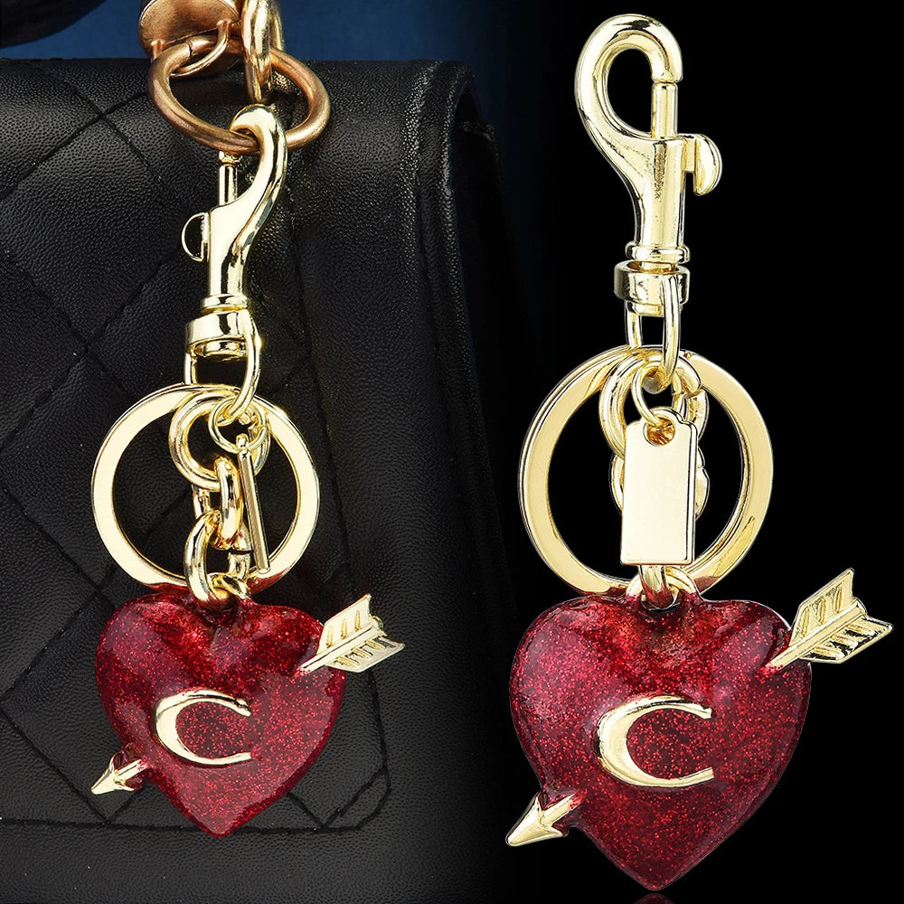 Colgante y cadena con dije en forma de corazón dorado con acabado brillante rojo