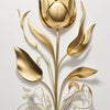 Arreglo vertical de arte floral de tulipanes y hojas doradas en una pared gris claro.