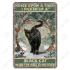 Décor mural vintage en métal avec la silhouette d'un chat noir sur fond naturel et sourd.