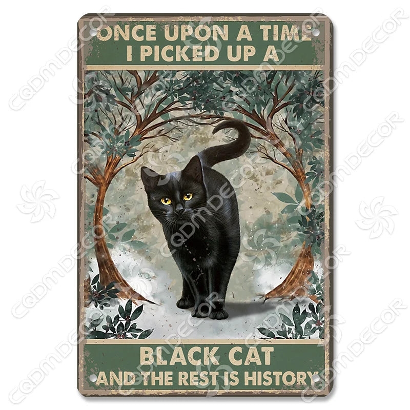 Décor mural vintage en métal avec la silhouette d'un chat noir sur fond naturel et sourd.