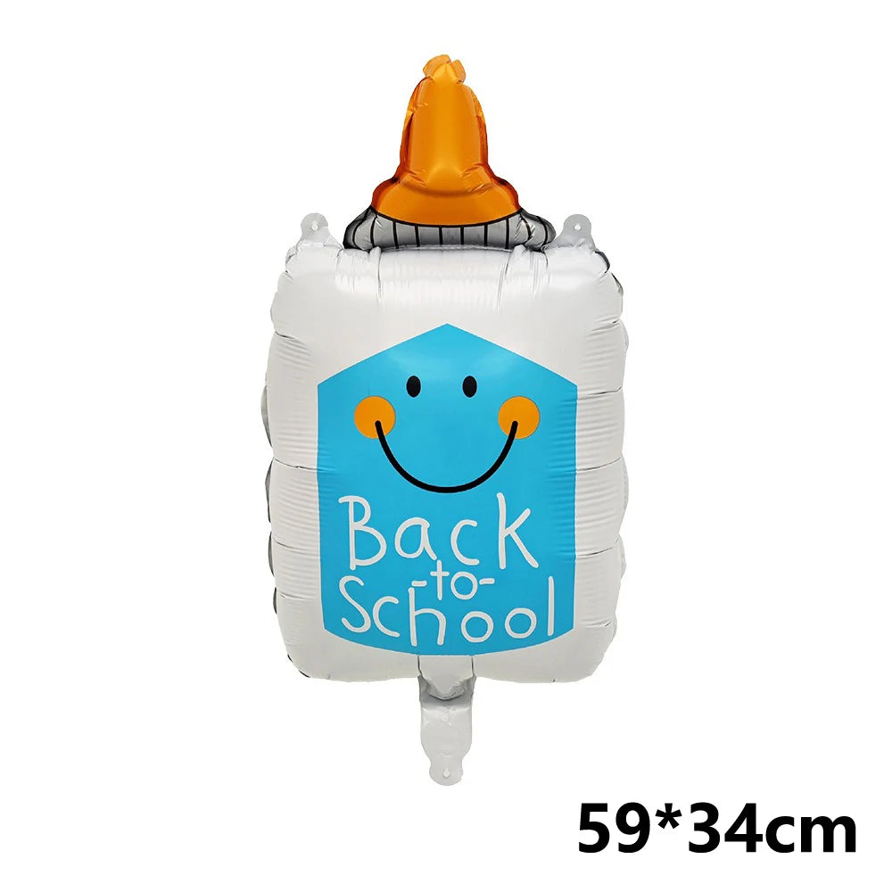 Weißes Folienballon in Form eines lächelnden Gesichts mit blauem Dach und orangefarbener Doktorhut.