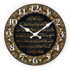 Horloge murale ronde en bois avec bordure dorée et cadran noir présentant de l'calligraphie islamique et des chiffres romains