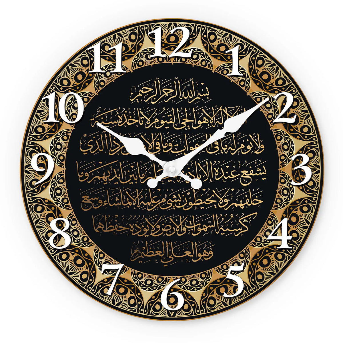 Horloge murale ronde en bois avec bordure dorée et cadran noir présentant de l'calligraphie islamique et des chiffres romains