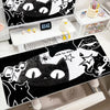 Almohadilla de ratón para juegos con temática de gatos en blanco y negro, mostrando varios gatos y elementos estilizados.