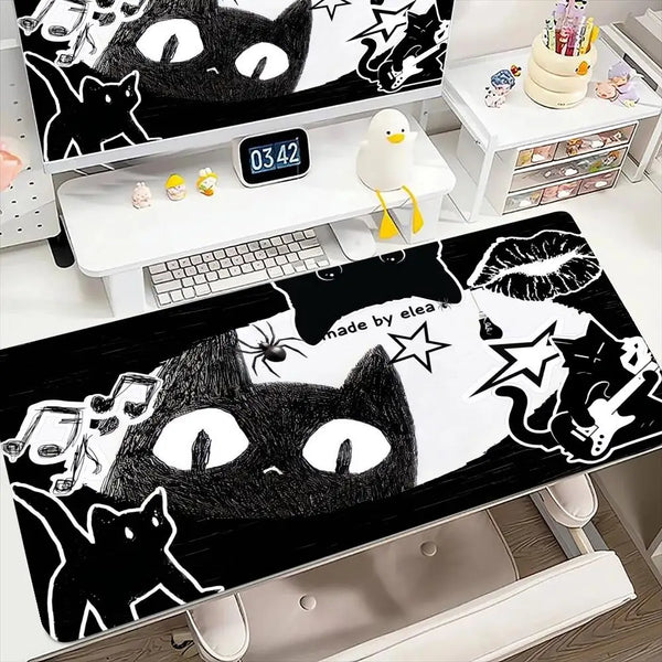 Schwarz-weißes Gaming-Mousepad mit Katzen-Thema und stilisierten Elementen.