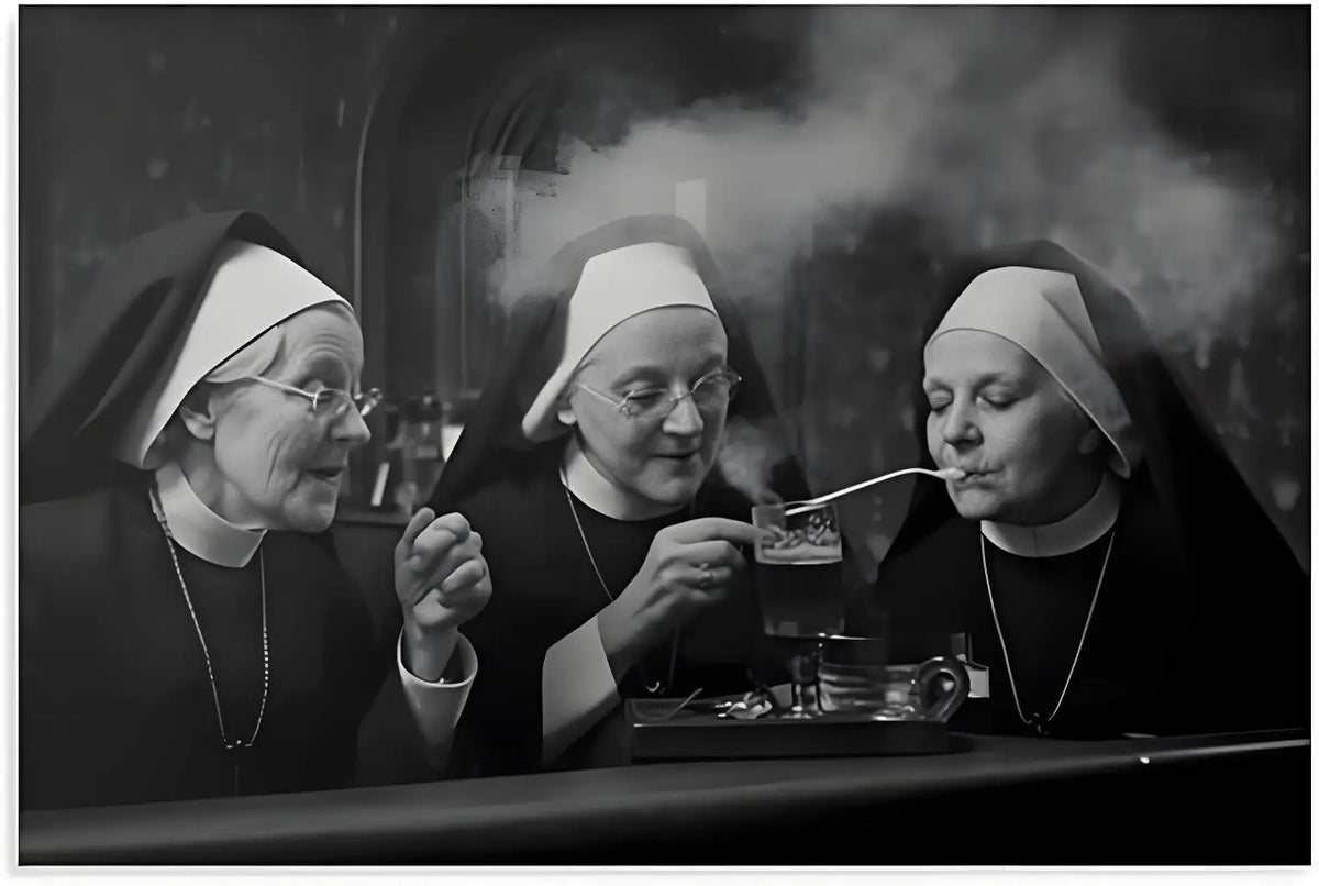 Trois religieuses en habits noirs fument des pipes tout en regardant un verre de boisson.