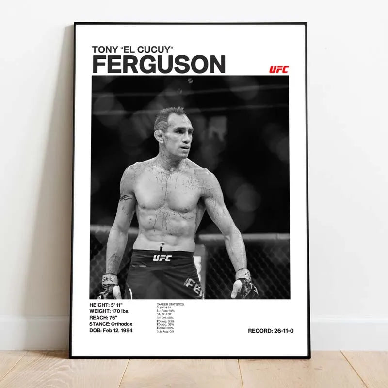 Foto en blanco y negro de Tony Ferguson en un combate de UFC, mostrando sus estadísticas y registro.
