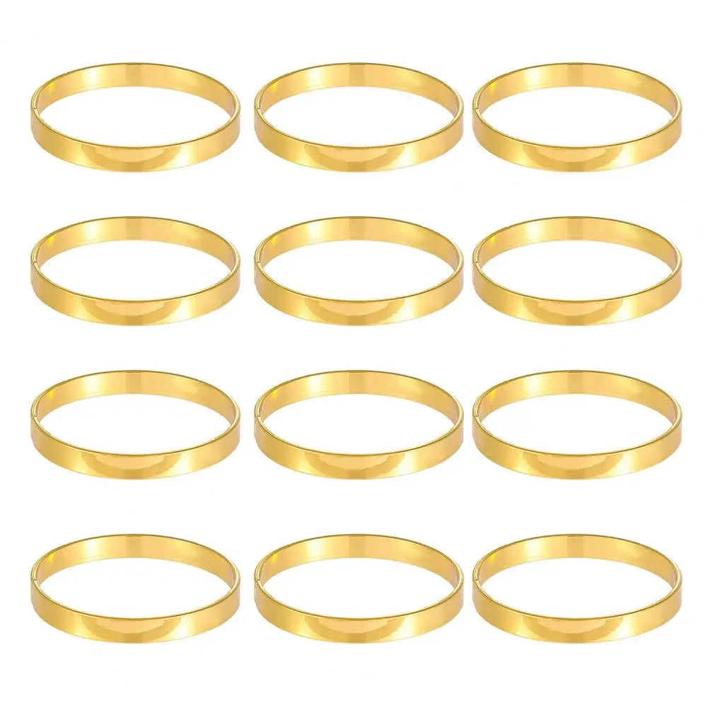 Eine Anordnung von zwölf eleganten goldenen Metallserviettenringen in einem Raster.