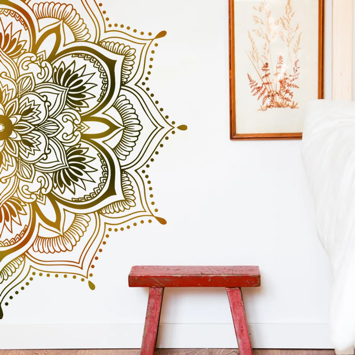 Gros plan d'un mur avec un grand motif de lotus mandala doré et marron complexe.