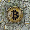مجموعة من أوراق الدولار الأمريكي و عملة بيتكوين ذهبية على خلفية منسوجة.