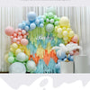 Buntige Ballonbogen-Dekoration mit pastellblauen, rosa und gelben Ballons zum Baby-Thema.