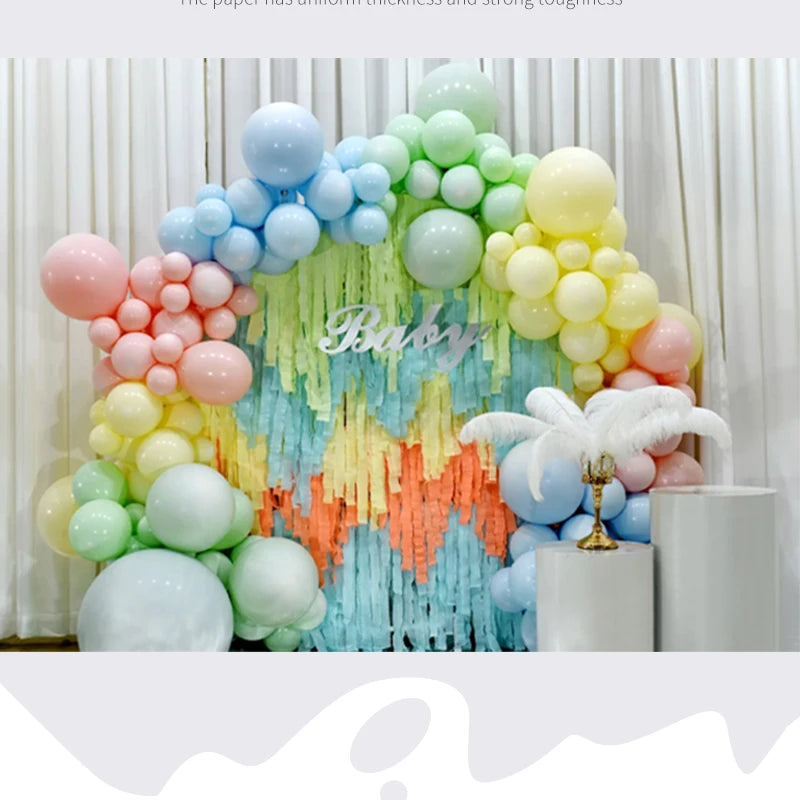 Buntige Ballonbogen-Dekoration mit pastellblauen, rosa und gelben Ballons zum Baby-Thema.