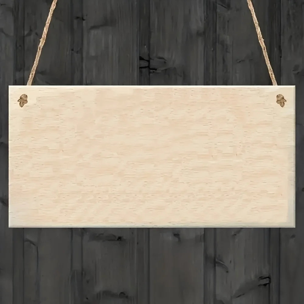 Un letrero de madera clara con un colgador de yute natural, exhibido contra un fondo de madera oscura.