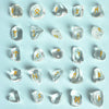 Una colección de piedras rúnicas de cristal naturales dispuestas sobre un fondo azul claro.