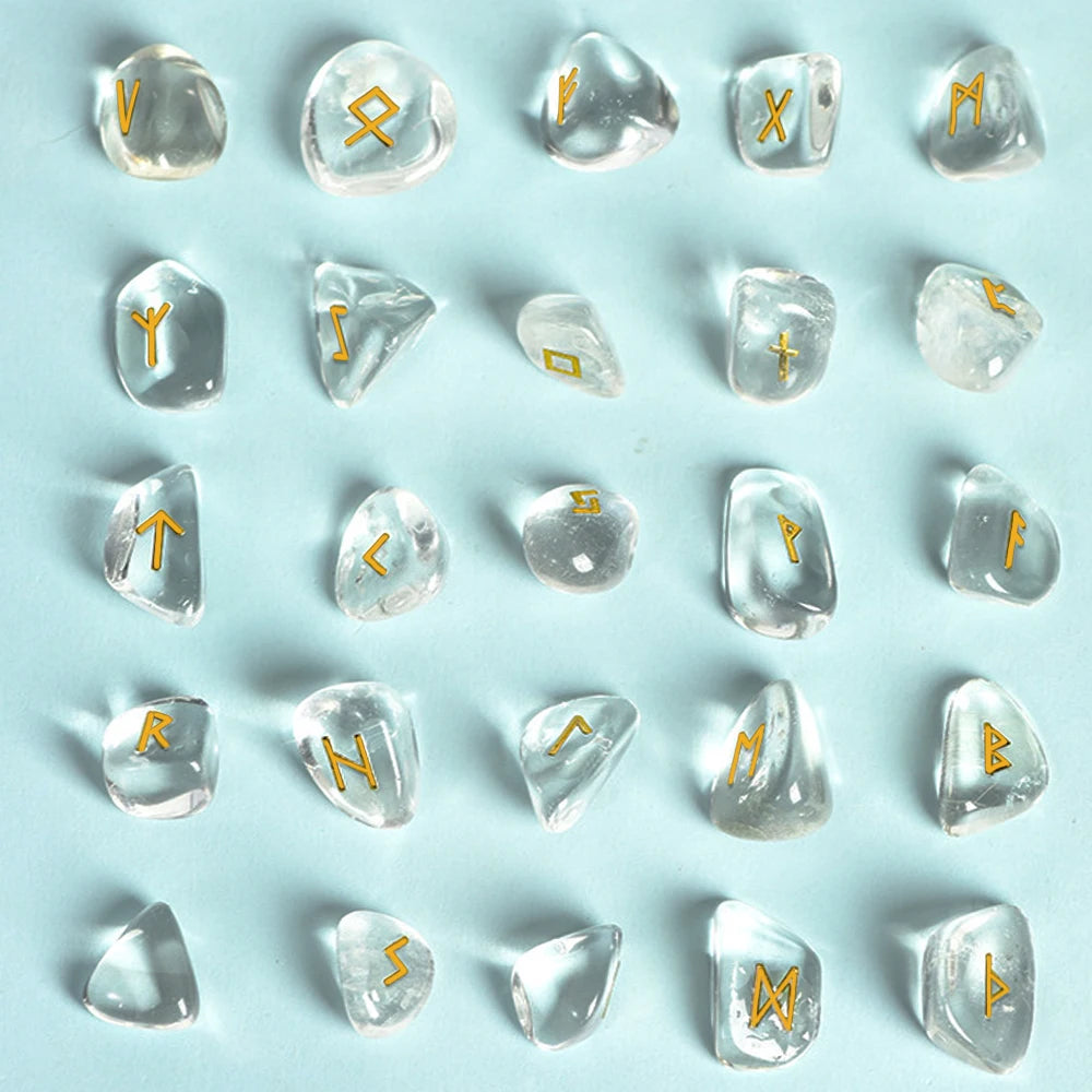 Una colección de piedras rúnicas de cristal naturales dispuestas sobre un fondo azul claro.